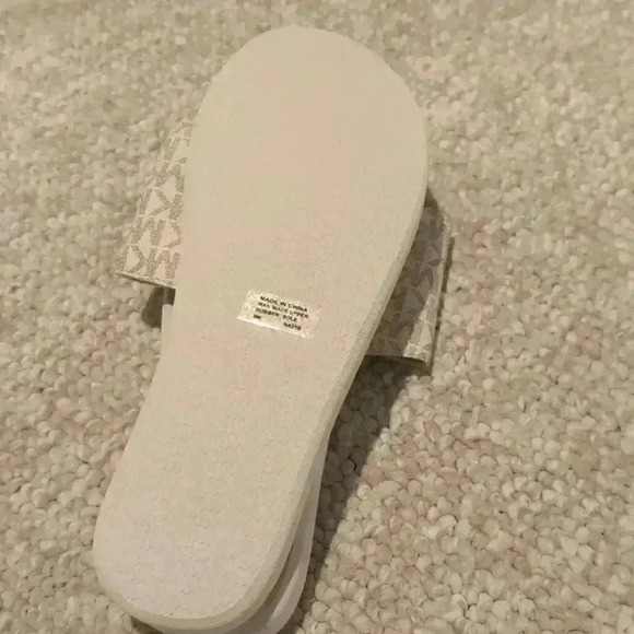 New Michael Kors flip flops - Picture 6 of 9